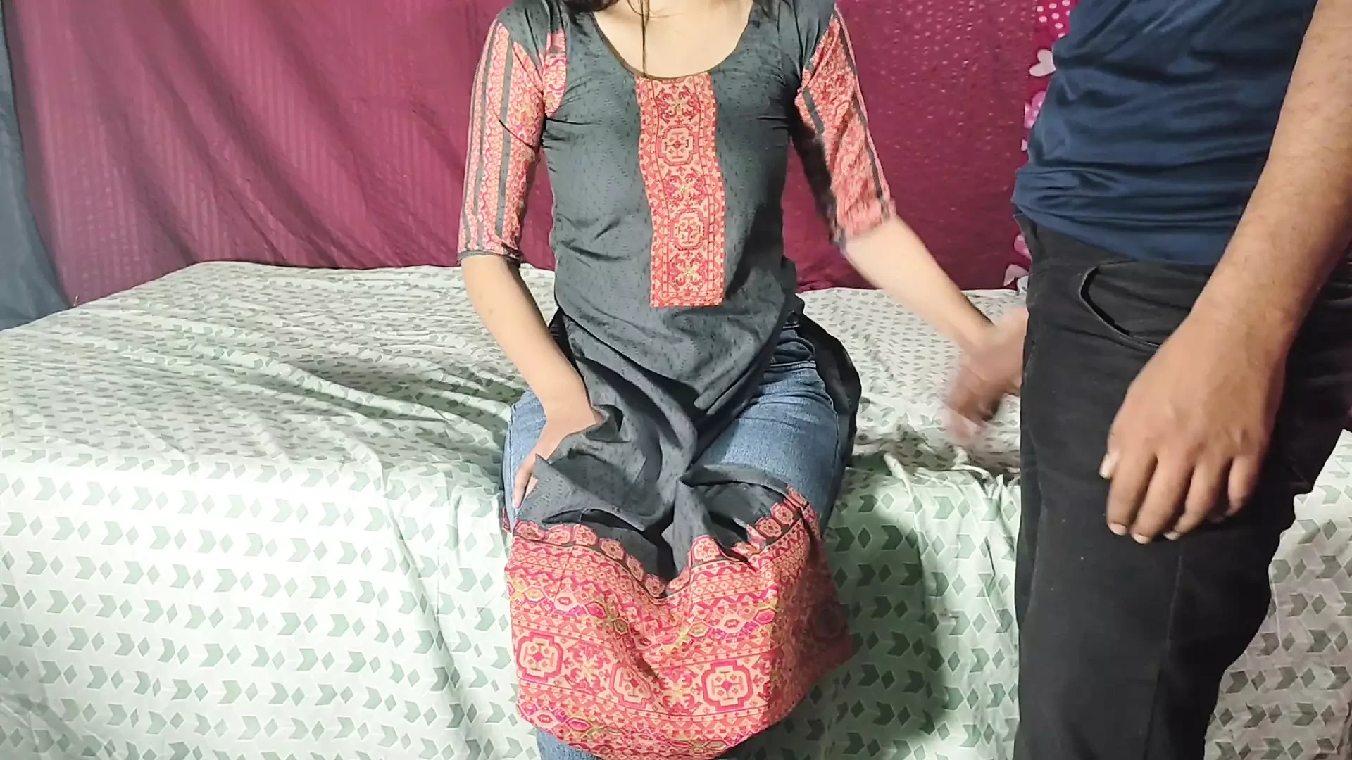 在更换垫子时，继兄弟抓住了继妹，然后操了她的重口味