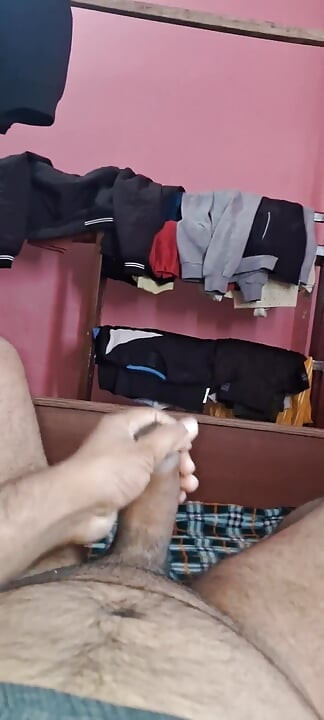 村の少年はすすり泣きながら話し、手でお腹に精液をこぼしてしまった