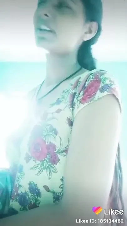 Tiktok 女孩展示胸部跳跃