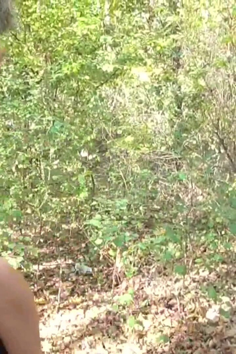 Umilindu-l cu scuipatele și mâzga lor în pădure