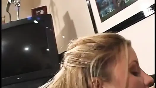 Typ rammt blondine im jeansrock auf der couch