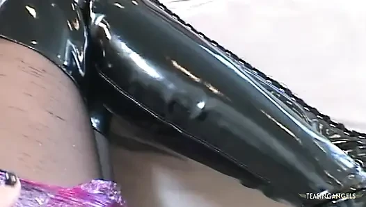 Pertemuan seksual antara wanita langsing asia dan teman seksinya yang berambut cokelat