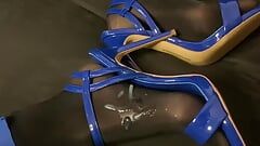 Legging vinyl biru dan sepatu hak tinggi biru