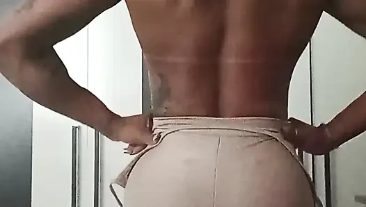 Tante seksi ini nggak bakal ngasih aku sentuh kecuali me mohon