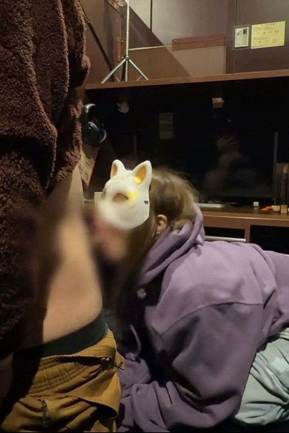 Ntr u internet kafiću - njen muž je u blizini dok ona dobija analni creampie