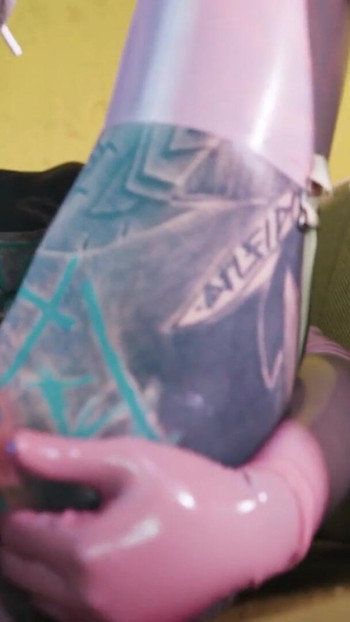 Moment must-share de la "Latex și ejaculare - fată tatuată cu penetrare dublă solo în tocuri înalte - ejaculare și lărgire"