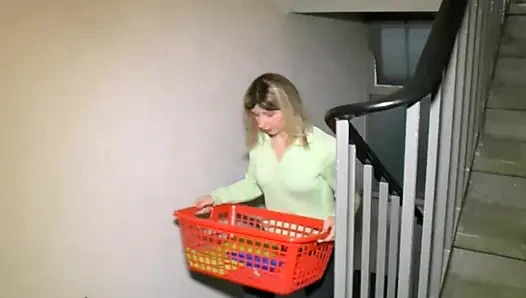 Geiles paar fickt zu hause hart auf der couch