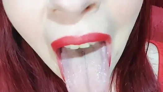 Topluluğumdaki tatlı bir dişten başka bir tuhaf fetiş! Dil ve tozluk fetişi!