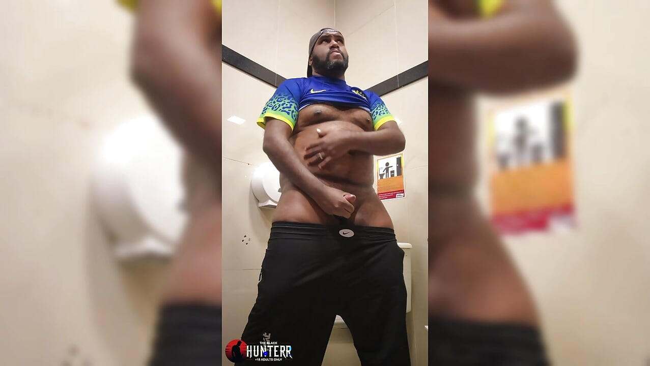 Je n'ai pas pu me retenir et j'ai joui abondamment dans la salle de bain