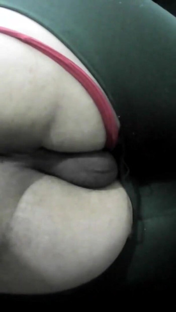 Moja debela ženstvena sissy guza u poderanim tajicama jebe se mojim novim dildom | Isječak 2