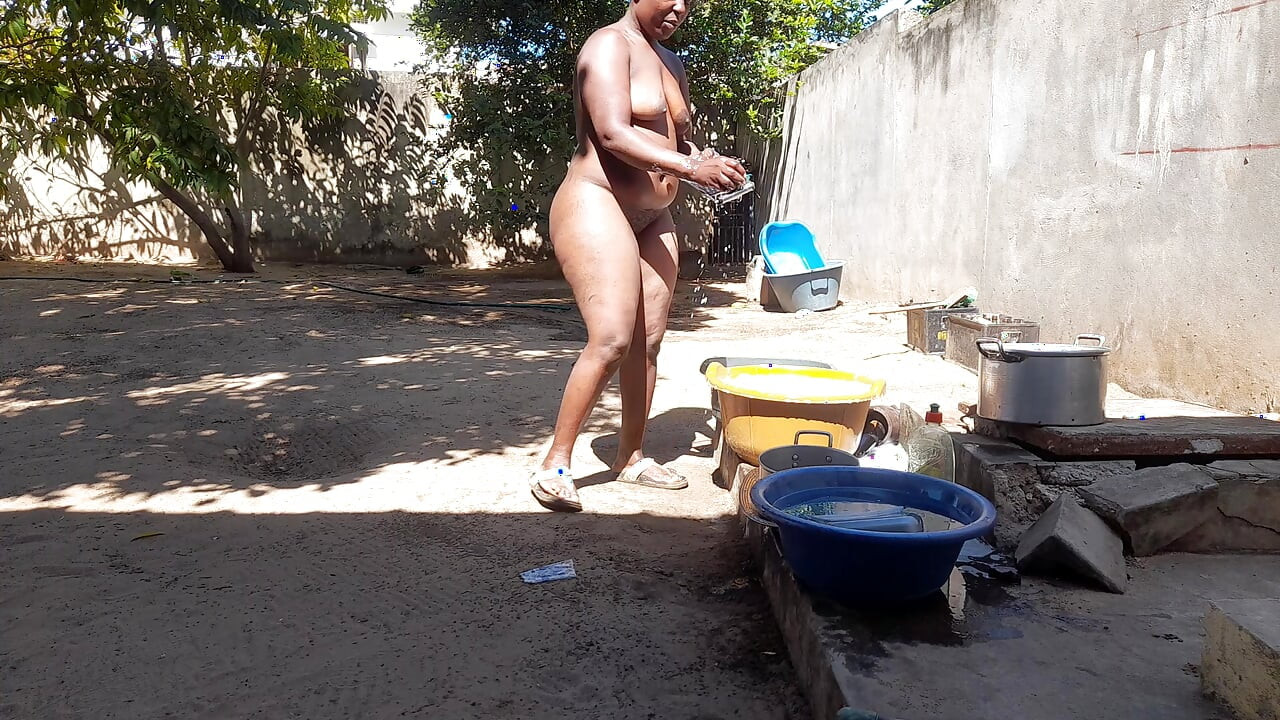 Prostituta lavando pratos na casa do seu amante e depois sendo fodida