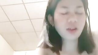 Menina asiática sexy fica com tesão