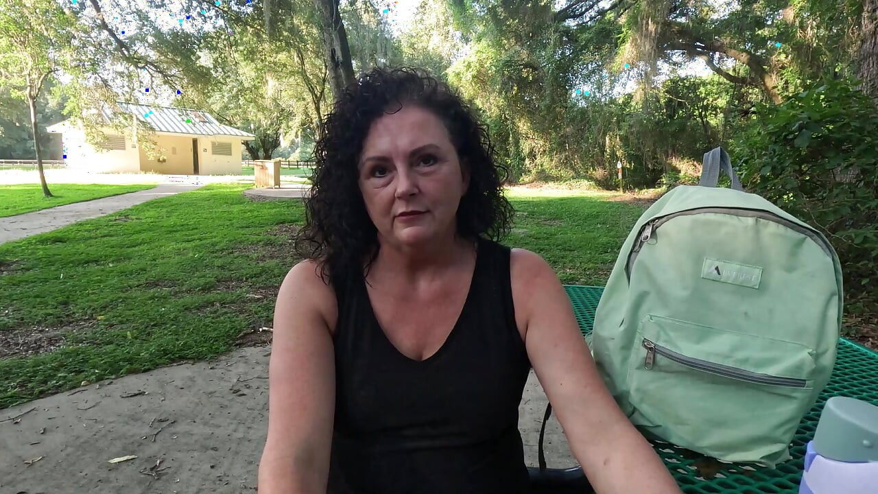 Une femme dans le parc rôdait devant une bite inconnue
