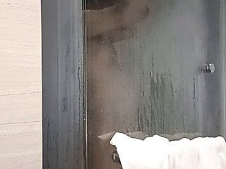 Grabación de ducha desde afuera