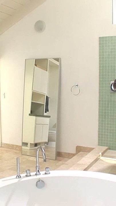 O mamă sexy perversă îl fute pe instalator și soțul ei se alătură petrecerii! penetrare dublă până la sex anal în trei! anal, pizdă, pizdă umedă, mamă sexy | Clip 1