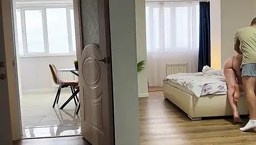 Возбужденная падчерица отсосала у отчима и позволила ему трахнуть ее киску