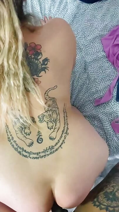 Mi sono svegliata eccitata e ho succhiato il cazzo al mio ragazzo, poi lui mi ha fatto una scopata deliziosa