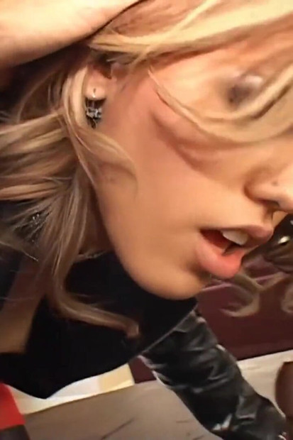 सेक्स गुलाम गुदा मैथुन पर हावी हो जाता है