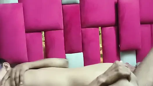 Hintli ev hanımının yatak odasında emiyor