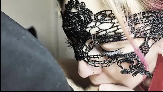 Nachmittags-hals-service - schwarzes kleid schluckt jeden tropfen