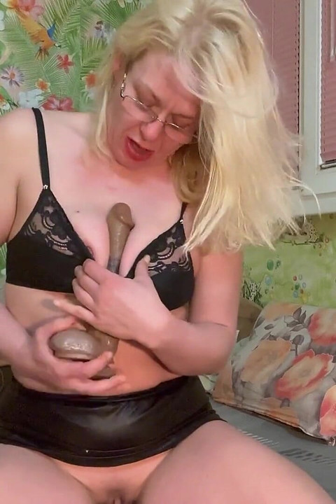 継母が継息子のためにお尻を伸ばす 大きなペニス