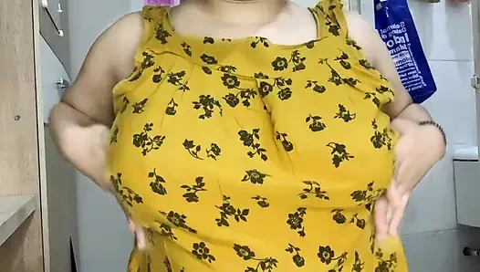 Этой женщине весело играть со своим вибратором