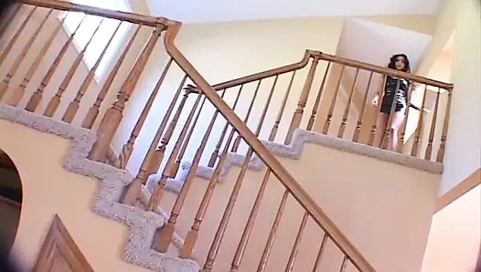 Горячая милфа ест сперму после траха с тремя массивными членами