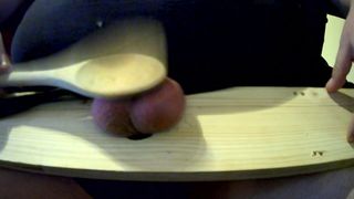 Ballbusting con un cucchiaio di legno