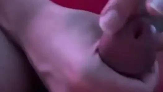 Sobald sie von der arbeit nach hause kommt, bitte ich sie, sich um meinen penis zu kümmern