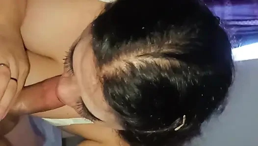 Milf dicke titten geben einen süßen und heißen mund, aufwärmender blowjob