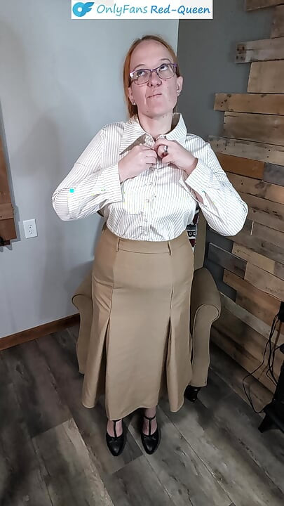 优雅的红发 50 年代秘书或老师穿带和丝袜穿衣服 - 高跟鞋、礼服、衬衫和没有内裤