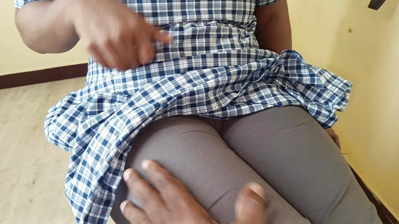 Heet schoolmeisje met uniform