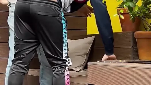 2 erkek cama işemeye çalışıyor