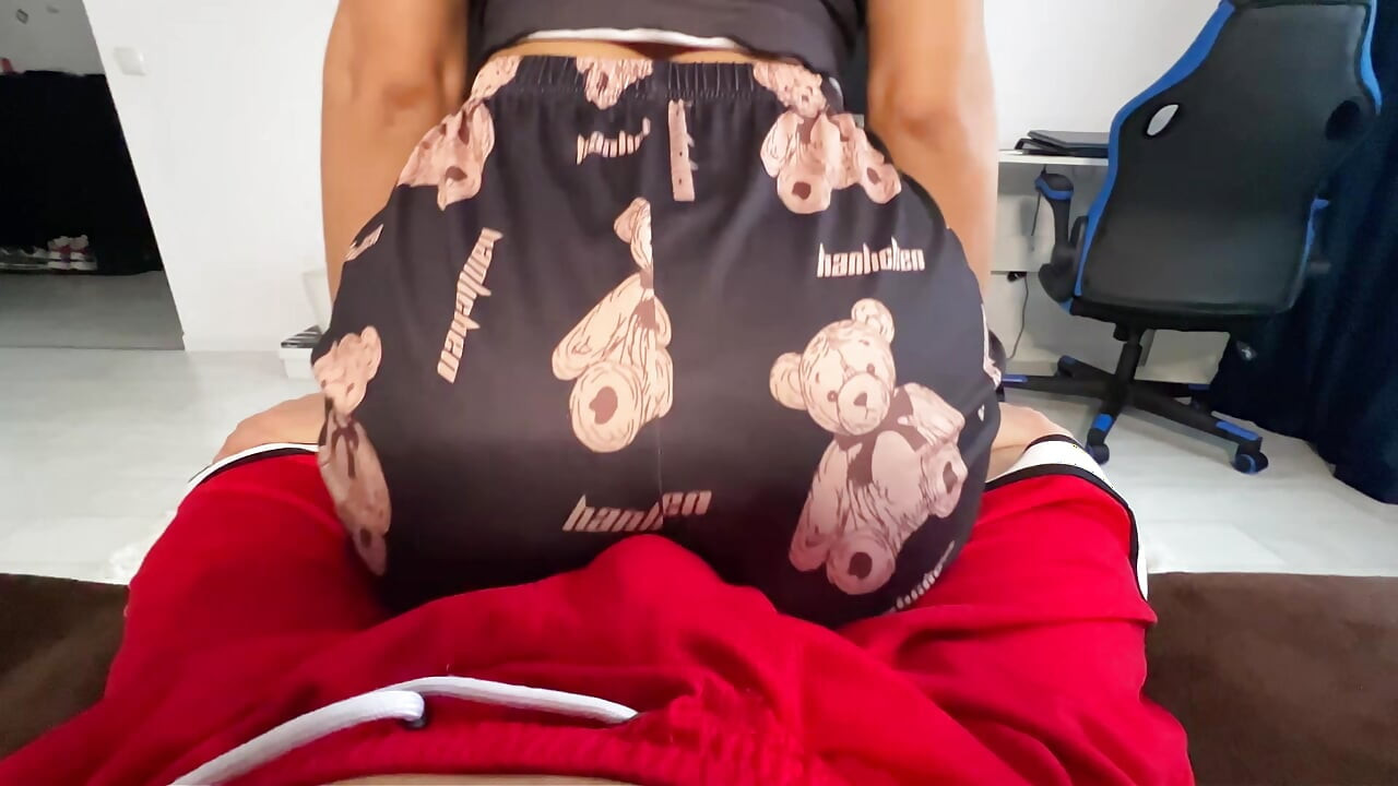 驚艷的屁股穿著可愛的睡衣 哼著繼兄的雞巴
