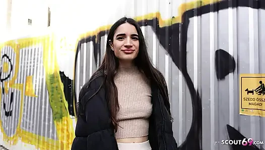 GERMAN SCOUT - Echte Orgasmus beim Porno Casting für Franzosin Candie Luciani