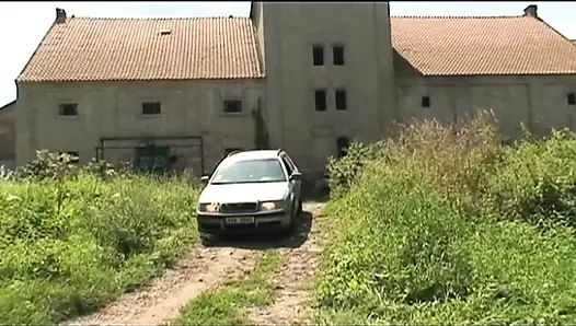 Üç harika genç kız açık havada sikiliyor ve sıkı amına boşalıyor