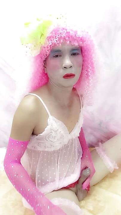 Oanh Le transgênero usando roupas sexy selfie copos tinh