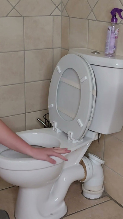 Gordita te instruye cómo lamer un baño público, cuenta regresiva para correrte | Clip 1