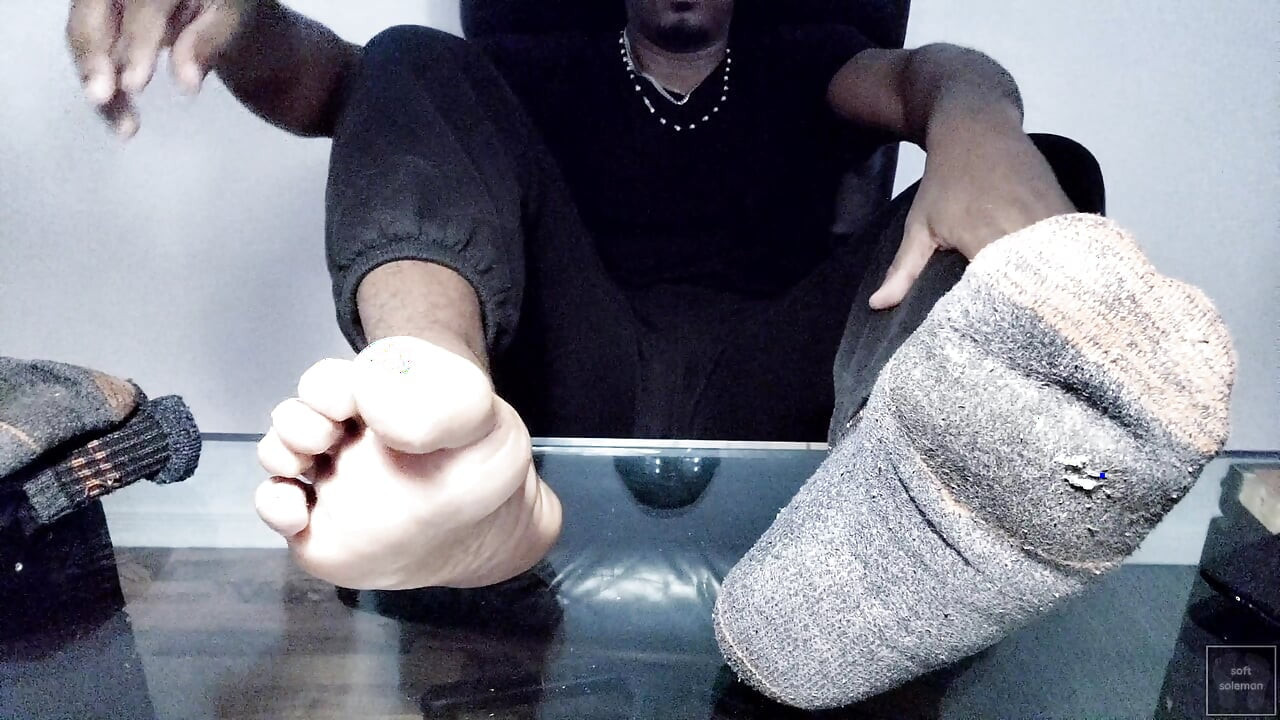 Ich entblöße meine glänzenden maskulinen Sohlen (2025)