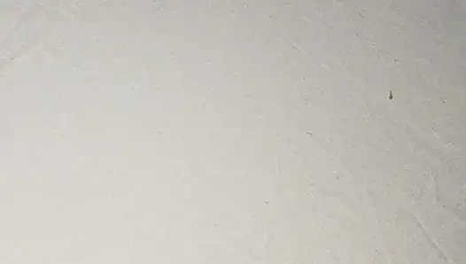 Üvey anne battaniyenin altında üvey oğluyla büyük taşaklarla oynamayı seviyor