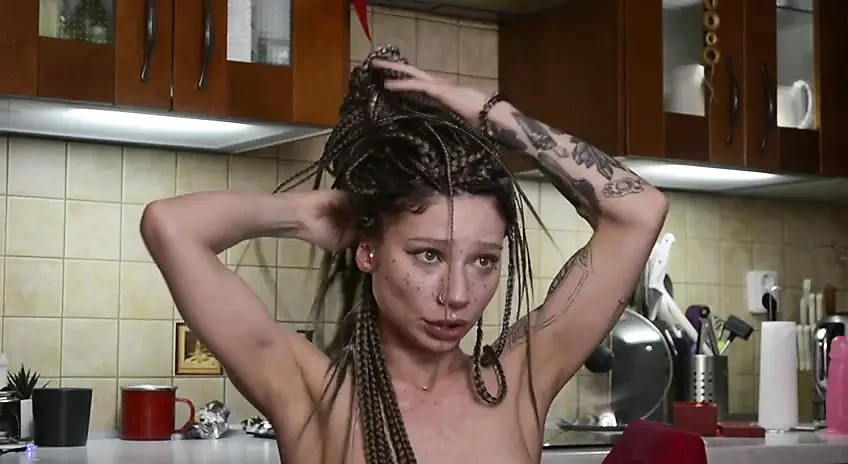 三人行，重口味和湿润的阴道，精子从中滴落 - 女同性恋糖果