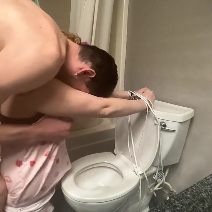 Diikat ke Toilet
