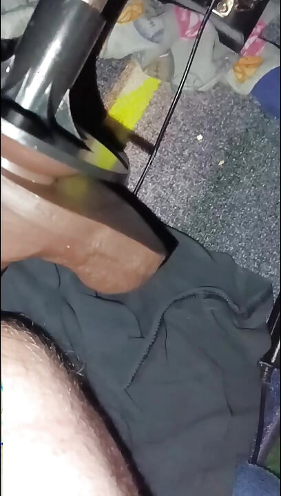 Η Σίσσυ γαμιέται με μηχανή