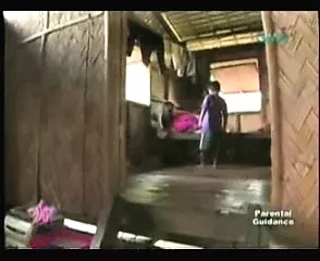 患有巨乳症的亚洲女人，巨大的乳房