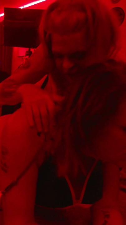 Mistress Cyanide oscura shemale satánica, cogida hardcore con strap on anal de la hermana siniestra, casa de los horrores de Mistress Cy | Clip 1