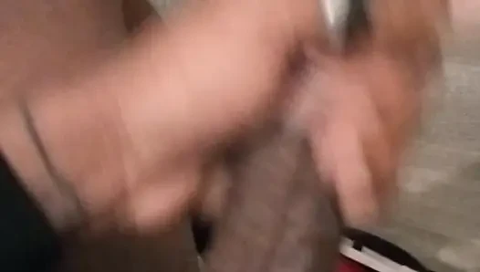 Sikimi okşuyor