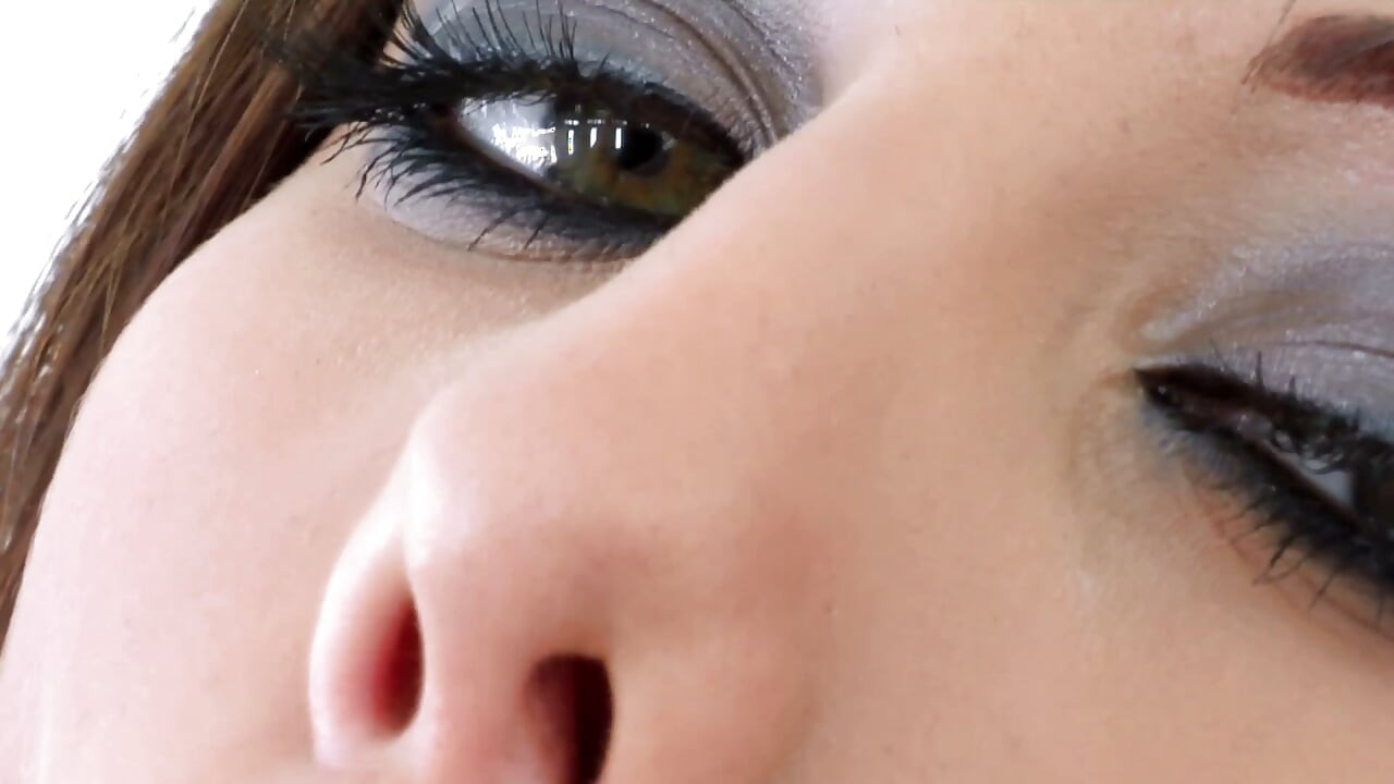 Dương vật giả màu tím phá hủy những lỗ ướt át của cô ấy