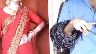 Donna indiana indiana che si gode il divertimento con la chiara voce hindi dell'amico del marito
