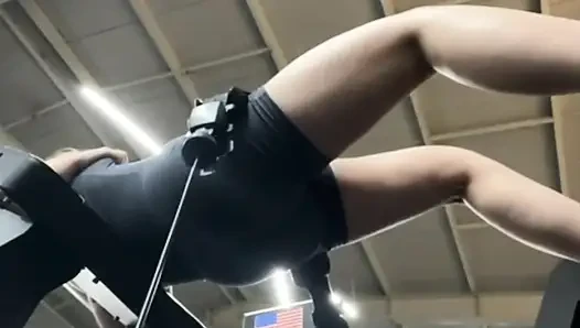 Jucielussie bermain dengan dirinya sendiri di gym