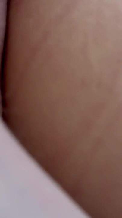 他深深地插入了她。阴户快乐呻吟 |剪辑 1